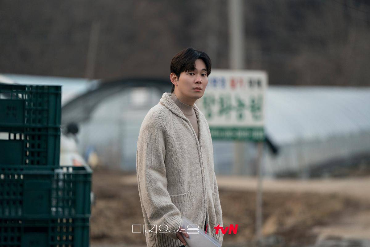 Se Jin yang selalu menunggu kedatangan Mi Rae ke kebun stroberi. (x.com/CJnDrama)